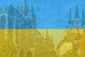 Ukraineflagge transparent über einem Bild vom Erfurter Dom